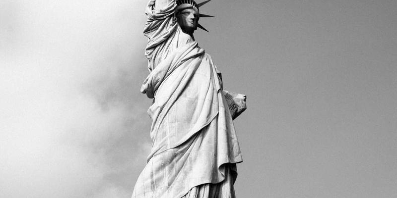 二次元社区热议：从《少女革命》到《时光代理人》，动漫中的LGBTQ+ representation进步与局限