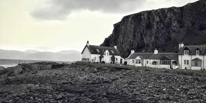 从幕后到聚光灯下：二次元声优的偶像化转型与同人社区驱动的粉丝经济