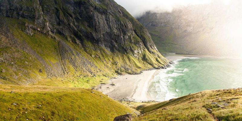 动漫文化中的女性主义表达：从《少女革命》到《葬送的芙莉莲》的演变与同人创作