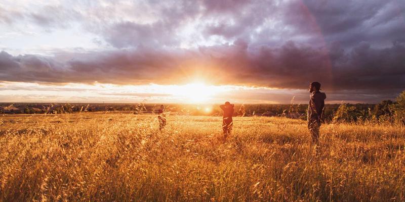 动漫音乐的情感渲染力：从久石让到梶浦由记的听觉美学与同人创作启示