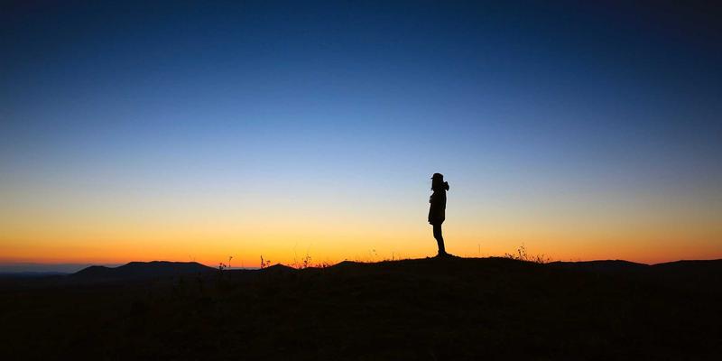 废萌与空气系动漫的治愈力：从同人创作到社区文化，现代人的心灵避风港